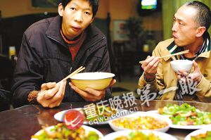 男子高2.24米还在长 病床用50厘米柜子增长