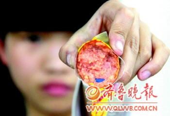 黄老泰牌火腿肠被曝吃出蓝色塑料异物