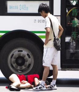 情侣吵架美女当街横卧致路堵塞图