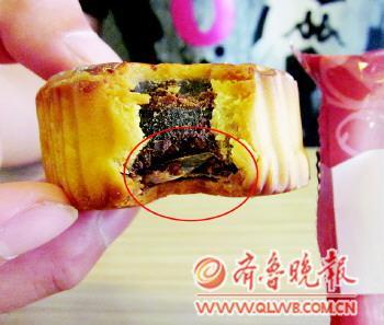 稻香园月饼馅料里吃出塑料纸 厂家10倍赔偿顾客