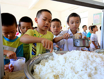 柳州超千所学校提供免费午餐