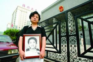 北大女生就医时死亡 母亲辞职学医为女儿打官司