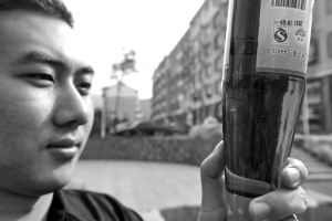 超市买来香油里发现蜘蛛 生产厂商电话竟是空号