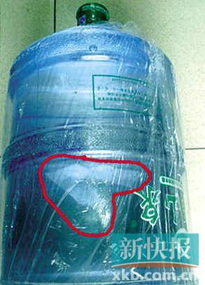 广工桶装水10天内连爆质量问题 未开封水现卷纸