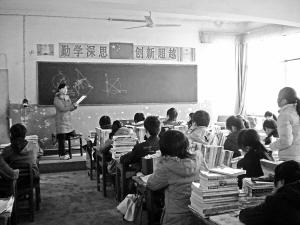 女教师遭遇车祸后单腿跪凳给学生上课