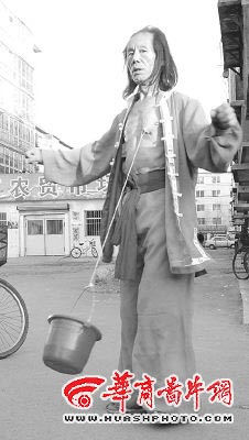 奇人胸口穿钢针提水嘴能叼自行车