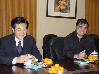 吴瑞林副省长亲切看望省食品药品监管局机关干部职工