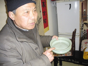 老人为救患白血病儿子甩卖百件藏品
