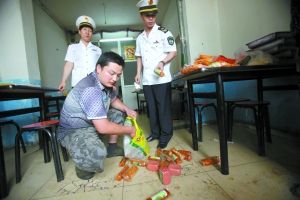 商贩长期销售过期火腿肠续：执法部门介入查源头
