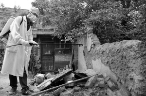 甘肃震区：村医在行动
