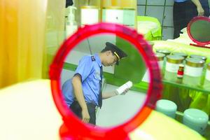 女子注射美容产品导致半边脸肿胀