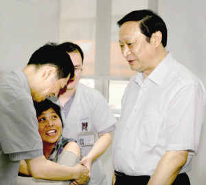 王国强调研江苏中医药工作
