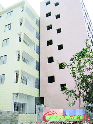两居民楼间距10厘米 网友称情侣可隔空拥抱