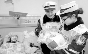 交警当了回接生员