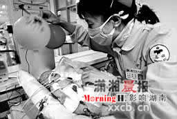 湖南医院回应作秀质疑 称小人鱼生命权第一位