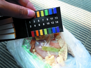 商户被曝用火碱泡出白嫩鸡肉 拿到市场售卖