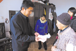 82岁老人为给患尿毒症女儿治病行乞近1年