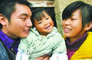 父亲一年内3次从腰间取骨救治瘫痪女儿