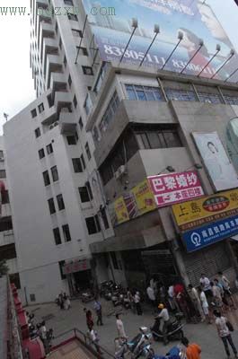 高楼玻璃窗掉落砸伤女大学生