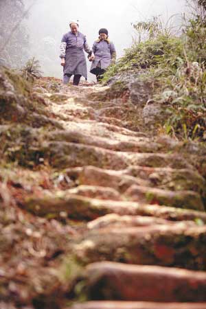 姐弟恋人隐居深山半个世纪 男主人公病逝
