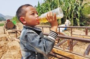 村庄水源地干涸村民用脏水煮饭