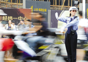 80后女交警酷暑中站岗每日喝6斤白开水