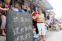 居民轮班阻止工地车辆进出 讨要采光权
