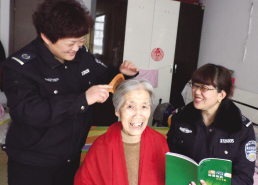 平原女子稽查队走进养老院