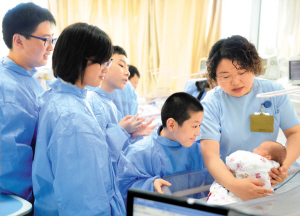 医院来了少儿观察团