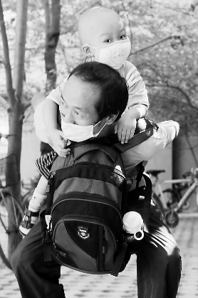父亲为给儿子治病打6份工