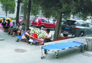 私人担架车在医院急诊室揽活 每次收费200元