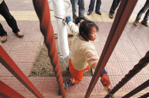 12岁小女孩患怪病双手被家人捆绑近10年