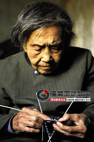 102岁老人想给每个邻居织双袜子打件毛衣