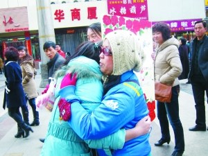女孩扮白癜风患者街头索拥抱