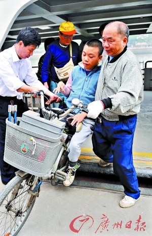 父母坚持18年呵护脑瘫儿 将其培养成游泳高手
