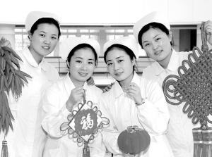 双胞胎姐妹贺新春