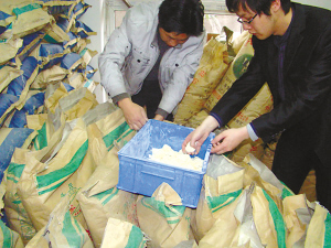 重庆查获26吨三聚氰胺奶粉 厂家用于生产雪糕