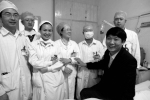 治他的医生悄悄分摊了手术费