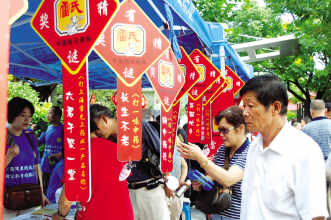 上海：购物节上演药店大片