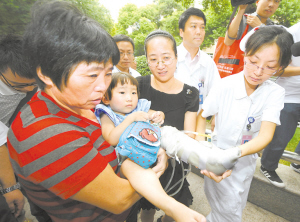小伊伊赴上海治疗