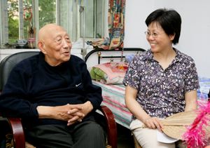 我校“七一”前夕开展慰问、走访困难党员和离退休老党员活动