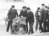 丈夫被人用砖头拍死妻子法庭上跪求严惩凶手