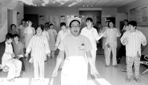 “来，一起来做康复操”