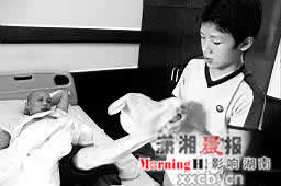 14岁少年独自照顾病父长达8年