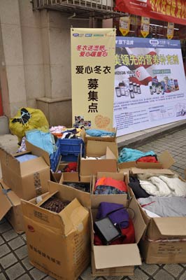“老百姓”募集万件爱心冬衣 捐赠贫困儿童