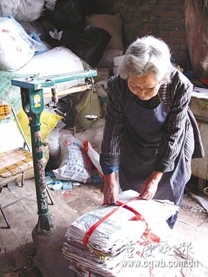 82岁老太拾荒养活103岁母亲组图