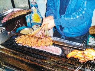 打工仔曝黑心烤肉摊内幕：挂羊头卖变质猫肉