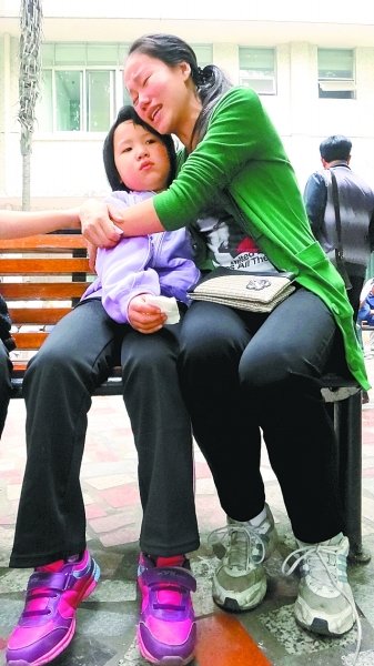 叔叔患病几近瘫痪 八岁侄女捡瓶子帮其治病