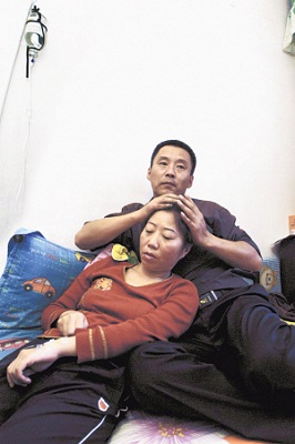 夫妻患病负债累累 称愿为对方放弃治疗