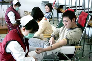 我校学生积极参加无偿献血